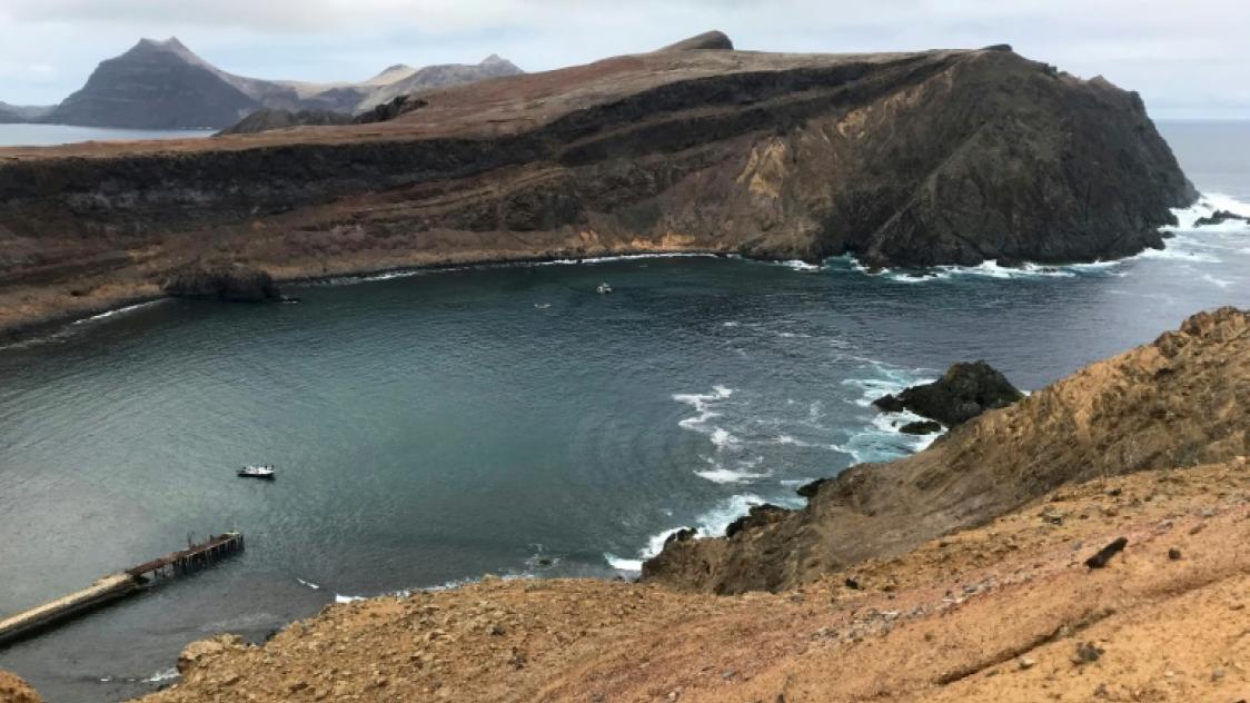 La baie et le port de San Juan Bautista (Portail Persée «Les paysages de l’Île Robinson Crusoe»).